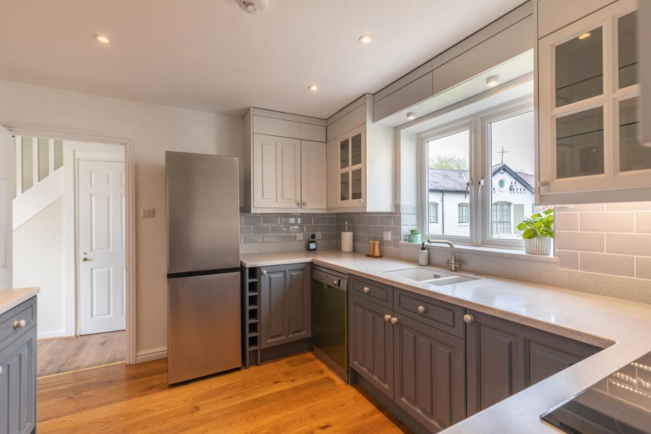 4 Bed City House With Private Garden And Parking Winchester Extérieur photo
