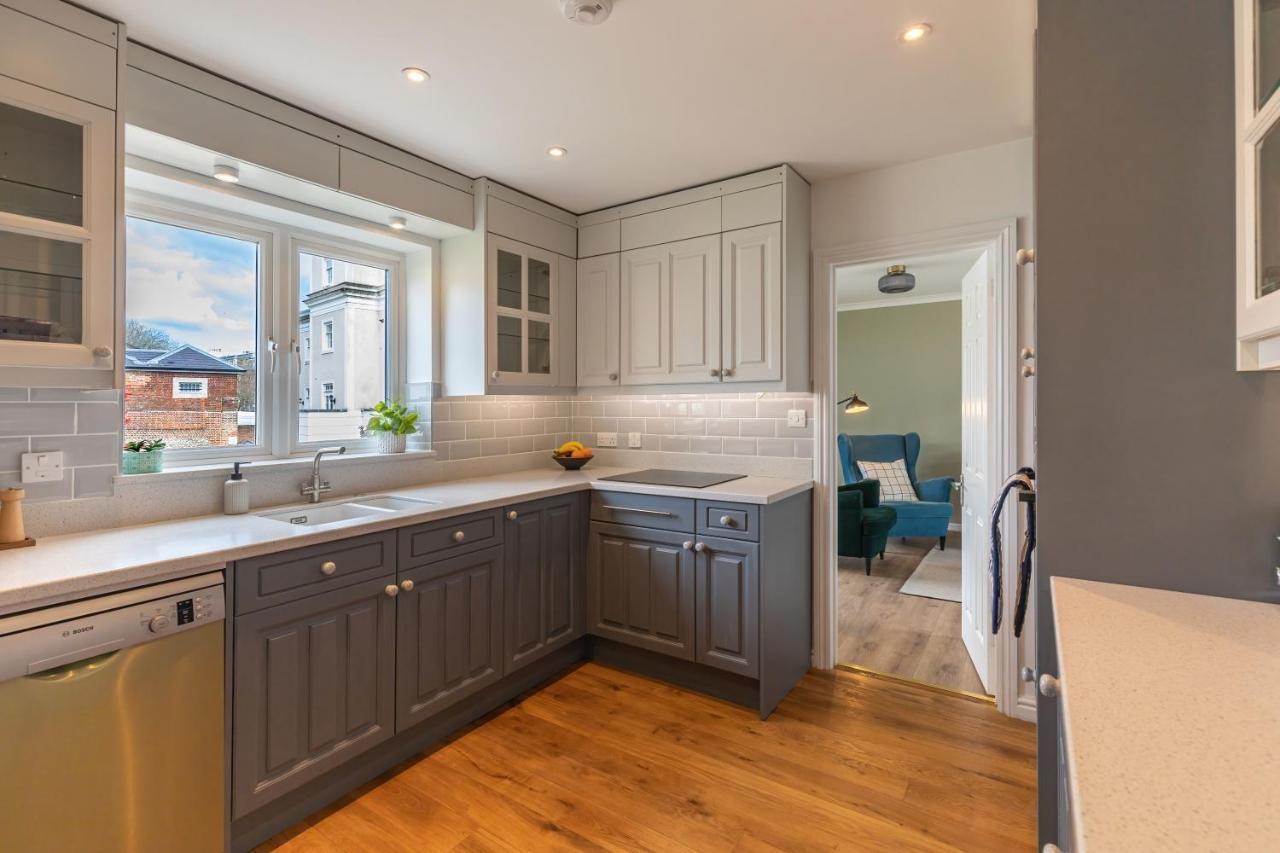 4 Bed City House With Private Garden And Parking Winchester Extérieur photo