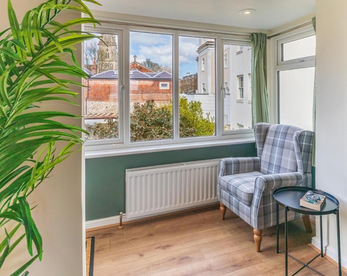 4 Bed City House With Private Garden And Parking Winchester Extérieur photo