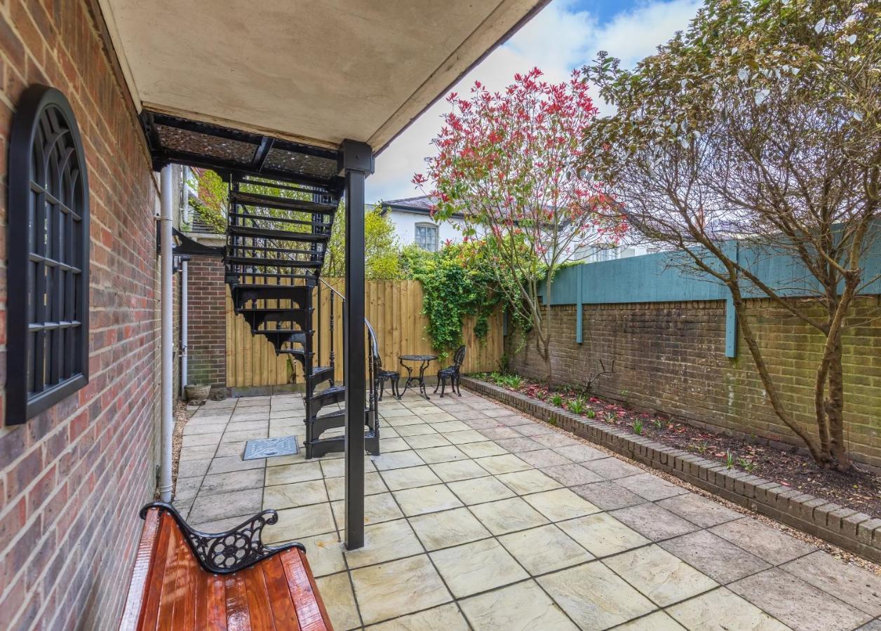 4 Bed City House With Private Garden And Parking Winchester Extérieur photo