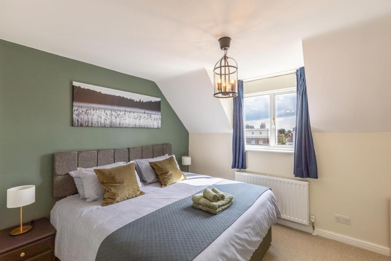 4 Bed City House With Private Garden And Parking Winchester Extérieur photo