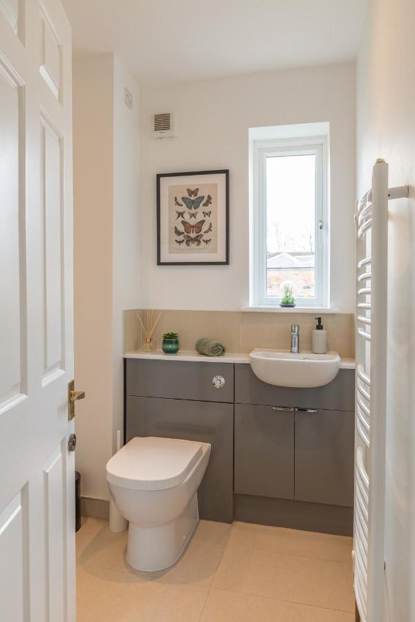 4 Bed City House With Private Garden And Parking Winchester Extérieur photo