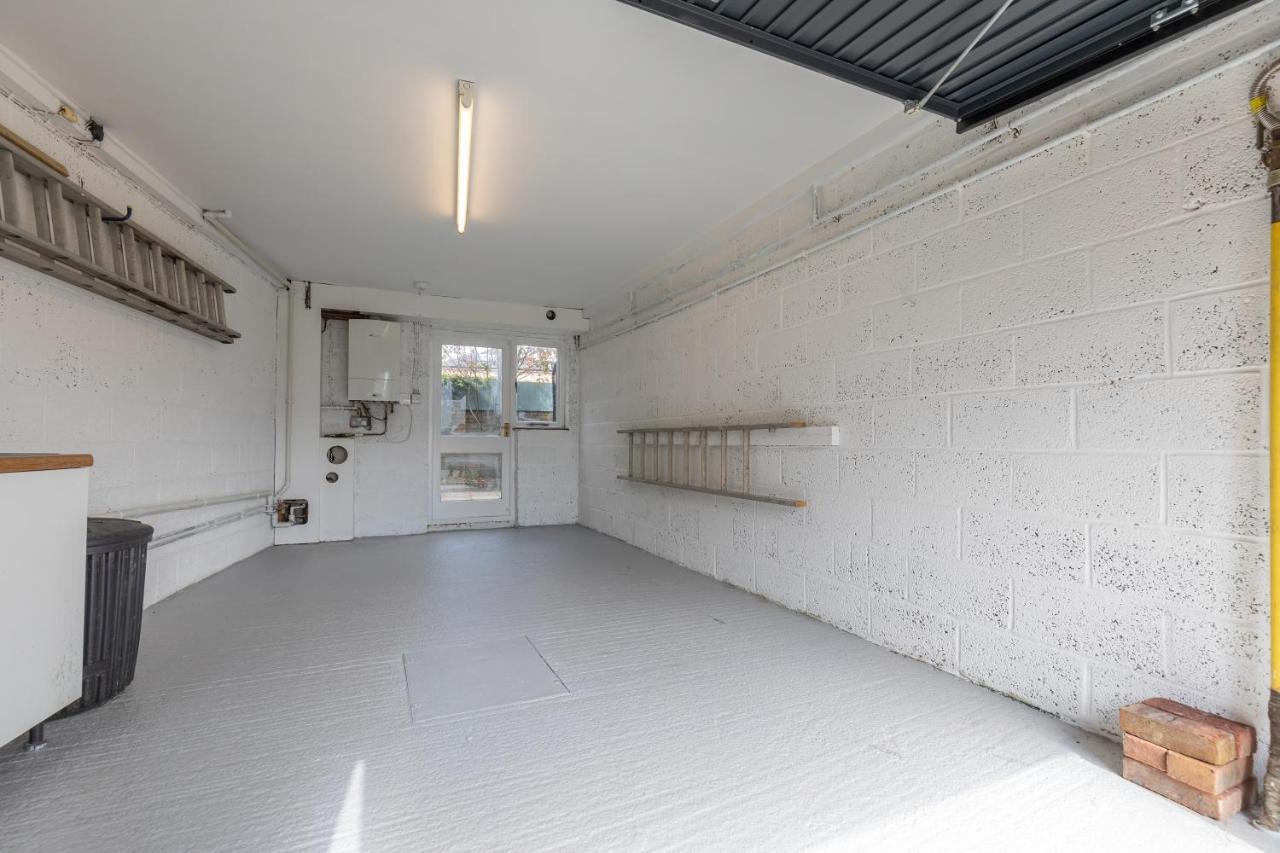 4 Bed City House With Private Garden And Parking Winchester Extérieur photo